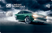 Karta Credit Agricole z grafiką zielonego samochodu sportowego ruchu, na ciemnym rozmytym tle, sugerującym prędkość