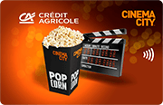 Karta Credit Agricole i Cinema City z grafiką pudełka z popcornem i klapsa filmowego na pomarańczowym tle