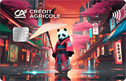 Karta Credit Agricole z wizerunkiem pandy w japońskim kimono z parasolką w łapie, na tle japońskiej uliczki