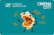 Karta Credit Agricole i Cinema City z grafiką śmiejącego się popcornu. Dookoła niego jest pomarańczowy napis „ha ha” i „lol”. Karta jest w zielononiebieskim kolorze