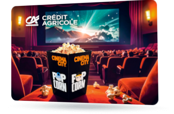 ID: CA350 – Karta Credit Agricole i Cinema City z grafiką klapsa filmowego wokół którego lata popcorn po niebieskich orbitach. W tle jest sala kinowa.